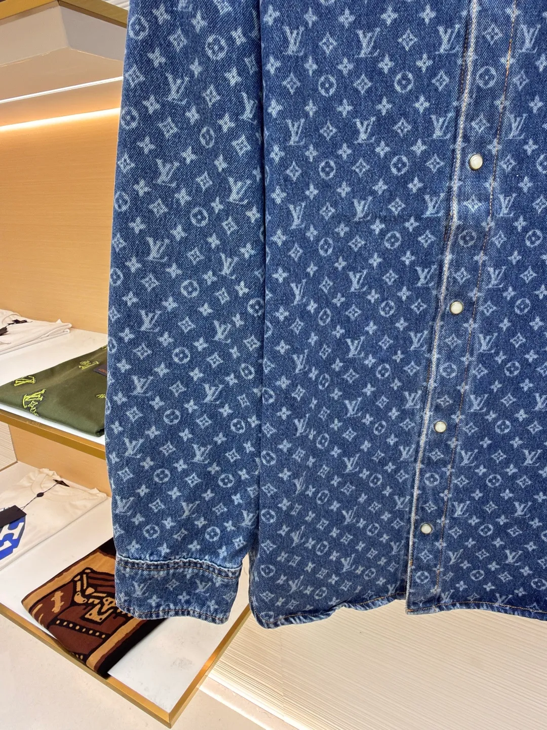 LOUIS VUITTON full-print denim jacket ●Original version: Purchased and developed for 15800 ●Item number: 1680795-B45 ●Material: denim fabric ●Technology: laser watering ●Version: fitted version ●Weight: about 685 grams ●Size: 34-36-38-40 ●Description: Customized blue shadow encrypted cotton classic pattern denim, as moist as cotton, comfortable and skin-friendly, indigo elegance With a retro charm and a modern sense of fashion, denim is used as the canvas, and the iconic Monogram pattern is laid out on it. Every inch of the warp and weft hides the glorious history and fashion heritage of Louis Vuitton. The tough lines of matching work shirts exude a sense of luxury from the inside out. No need to make a fuss, the aura is self-evident. The stunning work in the fashion feast is the laser burning process. The advanced process of using laser technology to carve patterns. Project the laser onto the surface of the material, causing the material to be locally heated and melted. The LV logo pattern can be formed to accurately control the position and shape. The double process of washing and light frying is to desize and wash the denim material first, and then perform sand washing to produce a fading effect. The denim jacket is fried through special chemical treatment to give a special contrasting color effect. Prioritize the spray horse slide and then rub it by hand to create a gradient effect. Use a spray gun to accurately spray the reagent solution to the designated position according to the design requirements. Let the reagent react chemically with the fabric to form a gradual gradient effect, and finally boil it to solidify the color. The overall wiring is straight and delicate, the fabric is comfortable and soft, and the color is consistent without color difference. It can be matched with the same style to create a fashionable look for various occasions. Customized accessories, complete with three standards, same style for men and women!